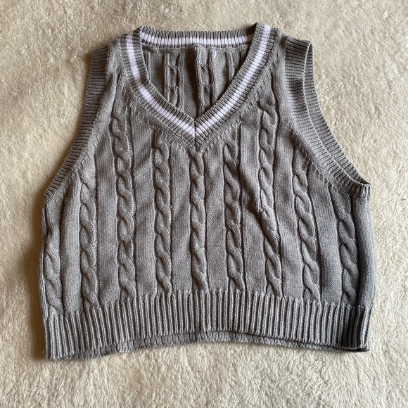 Cable knit sweater vest - Picture 1 of 2